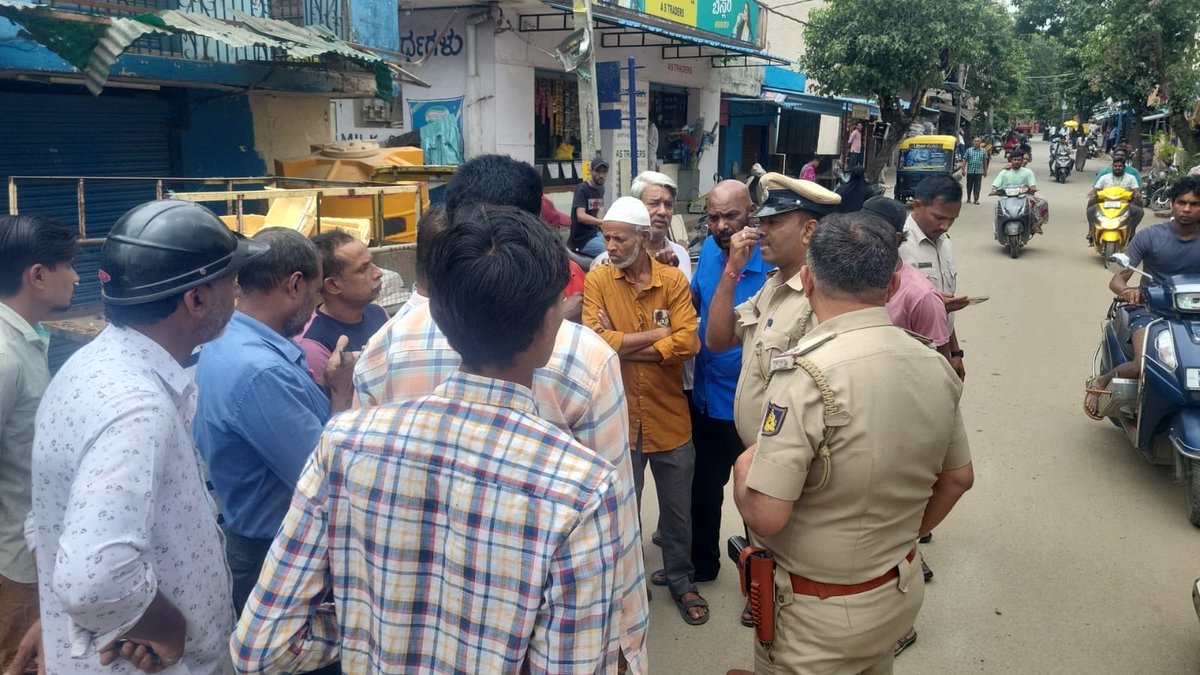djhallips's tweet photo. A sub-beat level meeting was conducted within the station limits.
ಠಾಣಾ ವ್ಯಾಪ್ತಿಯಲ್ಲಿ ಉಪ ಬೀಟ್ ಮಟ್ಟದ ಸಭೆಯನ್ನು ನಡೆಸಿ ಸಾರ್ವಜನಿಕರ   ಅಹವಾಲುಗಳನ್ನು ಆಲಿಸಲಾಯಿತು. ಇದೇ ವೇಳೆ ಸಾರ್ವಜನಿಕರಿಗೆ 112 ತುರ್ತು ಸಹಾಯವಾಣಿ, ಸನ್ಮಿತ್ರ ,ಆಸರೆ ಹಾಗೂ ಇತರೆ ಸಾರ್ವಜನಿಕ ಸುರಕ್ಷತಾ ಕ್ರಮಗಳ ಕುರಿತು ಅರಿವು ಮೂಡಿಸಲಾಯಿತು. https://t.co/JOtMuXZdSO