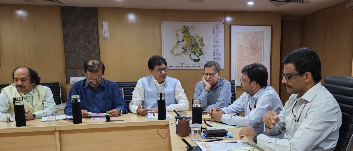 AshokGoelBJP's tweet photo. आज DDA के वाइस चेयरमैन, दिल्ली धार्मिक महासंघ के पदाधिकारियों एवं दिल्ली की प्रमुख रामलीलाओं के प्रतिनिधियों के साथ महत्वपूर्ण बैठक में सहभागिता की।

बैठक में आगामी रामलीला 2026 की तैयारियों, आयोजन व्यवस्था तथा विभिन्न समस्याओं एवं आवश्यकताओं पर विस्तृत चर्चा कर उनके प्रभावी एवं समयबद्ध समाधान की दिशा में विचार-विमर्श किया गया, ताकि श्रद्धालुओं को बेहतर सुविधाएँ उपलब्ध कराई जा सकें और आयोजन सफलतापूर्वक संपन्न हो।

इस अवसर पर श्री राजीव बब्बर जी, श्री धीरज धर गुप्ता जी, श्री अनिल शर्मा जी, श्री श्याम शर्मा जी, श्री गुलशन विरमानी जी, श्री महेंद्र नागपाल जी सहित DDA के वरिष्ठ पदाधिकारी एवं विभिन्न रामलीला समितियों के प्रतिनिधि उपस्थित रहे।

#Ramleela2026