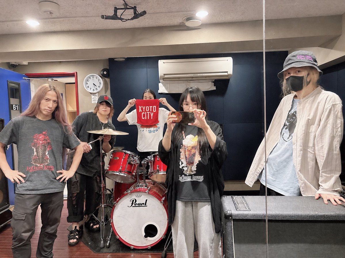 ancientmyth's tweet photo. 🔥⚔️🤺🔥⚔️🤺🔥⚔️🤺

⚔️ ANCIENT MYTH presents 
2MAN SERIES “MYTHIC DUEL” 
初戦！！

7.26(Sun)
西荻BETTYROOMに向けて
リハーサルでした

🔥⚔️🤺🔥⚔️🤺🔥⚔️🤺

OPEN 17:30 / START 18:00
vs VORCHAOS

🌋 炎獄の章

⸻

◤ Ticket ◢

◆ VIPチケット ￥8,000
https://t.co/ZXLuDXJOCg

※ANCIENT MYTHファンクラブ有料会員様向け優先URLあり。
詳細はファンクラブのページへ！
https://t.co/1zjpBGNbEE

【VIP特典】
✦ 特製キラキラデュエルカード
✦ VIPパス
✦ 優先入場
✦ VIPエリアご入場
✦一部演奏曲の映像データ(URLをおしらせ)

⸻

◆ 一般チケット ￥4,000
https://t.co/xXQlmnwUsg

◆ U30チケット ￥666
https://t.co/So4Gt0Yp6Z

デジタルチケットですが、
ご入場時に特製チケットをお渡しいたします。

※U30チケットは入場時に身分証のご提示が必要です。

⸻

◆ 配信チケット ￥3,000
https://t.co/KZQeH9Vq9u

ツイキャスプレミア配信にてお届けいたします。
アーカイヴは2週間ご視聴可能です。

※両バンドの本編のみの配信です。アンコールがあった場合でも配信には含まれませんのであらかじめご了承ください。