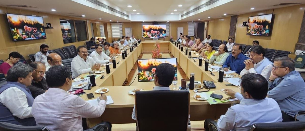 AshokGoelBJP's tweet photo. आज DDA के वाइस चेयरमैन, दिल्ली धार्मिक महासंघ के पदाधिकारियों एवं दिल्ली की प्रमुख रामलीलाओं के प्रतिनिधियों के साथ महत्वपूर्ण बैठक में सहभागिता की।

बैठक में आगामी रामलीला 2026 की तैयारियों, आयोजन व्यवस्था तथा विभिन्न समस्याओं एवं आवश्यकताओं पर विस्तृत चर्चा कर उनके प्रभावी एवं समयबद्ध समाधान की दिशा में विचार-विमर्श किया गया, ताकि श्रद्धालुओं को बेहतर सुविधाएँ उपलब्ध कराई जा सकें और आयोजन सफलतापूर्वक संपन्न हो।

इस अवसर पर श्री राजीव बब्बर जी, श्री धीरज धर गुप्ता जी, श्री अनिल शर्मा जी, श्री श्याम शर्मा जी, श्री गुलशन विरमानी जी, श्री महेंद्र नागपाल जी सहित DDA के वरिष्ठ पदाधिकारी एवं विभिन्न रामलीला समितियों के प्रतिनिधि उपस्थित रहे।

#Ramleela2026