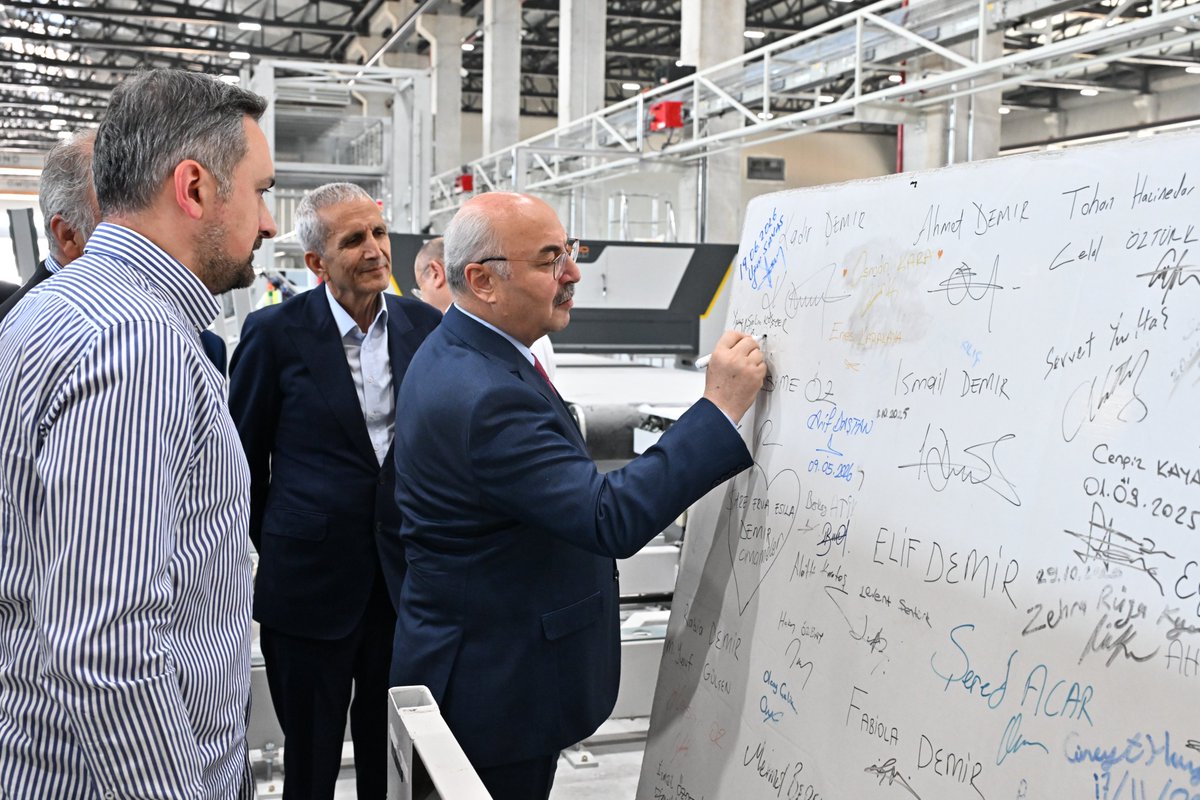 DenizliValiligi's tweet photo. 📌 Valimiz Sayın @yskosger, Çardak Organize Sanayi Bölgemizde faaliyet gösteren Ribat Makina Sanayi ve Dış Ticaret Anonim Şirketini ziyaret etti.

📌 Kuvars kompoze taş plaka üretimi gerçekleştiren tesiste incelemelerde bulunan Valimiz Sayın Köşger, Ribat Makina Yönetim Kurulu Başkanı Resul Memiş, Yönetim Kurulu Üyesi İbrahim Öz ve Fabrika Müdürü Doğuş Mangan’dan fabrikanın üretim kapasitesi, faaliyetleri ve üretim süreçleri hakkında bilgi aldı.

📌 Yüksek performansı ve estetik görünümüyle başta mutfak ve banyo tezgâhları olmak üzere zemin ve duvar kaplamaları ile masa tablalarında yaygın olarak tercih edilen kuvars kompoze taş plakaların üretim aşamalarını yerinde inceleyen Valimiz Sayın Köşger, yüksek katma değerli bu ürünlerin ilimizde üretilmesinin sanayi altyapımızın ulaştığı seviyeyi göstermesi bakımından büyük önem taşıdığını ifade etti. 

📌 85 kişiye istihdam sağlayan fabrikanın üretim potansiyeli ve stratejisi hakkında bilgi aldıktan sonra açıklamalarda bulunan Valimiz Sayın Köşger, “Üretimin en büyük sorunu ulaşım ve nakliye, bunun çözümü için çalışmalarımız devam ediyor, dün gerçekleşen Koordinasyon Kurulu Toplantısı’nda da bu hususun çözümünü ele aldık.” ifadelerini kullandı. 

ℹ️ Yurt içinde 55 İl'e satış gerçekleştiren, başta Amerika olmak üzere dünyanın birçok ülkesine ihracat yapan fabrika, üretimini hem ulusal hem de uluslararası pazarlara ulaştırmakta. Üretim altyapısını güçlendirmeye yönelik son yatırımlar kapsamında kuvars plaka tesislerine ileri teknoloji baskı (print) hattı ile ilave doğal damar tasarım makineleri kazandırılmış; bu sayede desen çeşitliliği artırılarak yüksek katma değerli, doğal görünümlü yeni koleksiyonların üretimine başlanmıştır. Hayata geçirilen bu yatırımlar, tesisin sektörde fark yaratan üretim kapasitesiyle öne çıkmasına önemli katkı sağlamakta.

📌 İhracata, istihdama ve ülke ekonomisine sağladığı katkılar dolayısıyla üretim süreçlerinde emeği bulunan tüm çalışanlara teşekkür eden Valimiz Sayın Köşger, ziyaretin sonunda fabrikanın anı mermerini imzaladı ve fabrikadaki incelemelerini tamamladı.

@TC_icisleri 
@TCSanayi