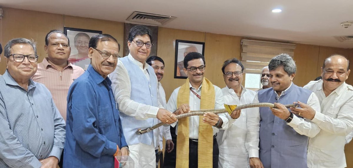 AshokGoelBJP's tweet photo. आज DDA के वाइस चेयरमैन, दिल्ली धार्मिक महासंघ के पदाधिकारियों एवं दिल्ली की प्रमुख रामलीलाओं के प्रतिनिधियों के साथ महत्वपूर्ण बैठक में सहभागिता की।

बैठक में आगामी रामलीला 2026 की तैयारियों, आयोजन व्यवस्था तथा विभिन्न समस्याओं एवं आवश्यकताओं पर विस्तृत चर्चा कर उनके प्रभावी एवं समयबद्ध समाधान की दिशा में विचार-विमर्श किया गया, ताकि श्रद्धालुओं को बेहतर सुविधाएँ उपलब्ध कराई जा सकें और आयोजन सफलतापूर्वक संपन्न हो।

इस अवसर पर श्री राजीव बब्बर जी, श्री धीरज धर गुप्ता जी, श्री अनिल शर्मा जी, श्री श्याम शर्मा जी, श्री गुलशन विरमानी जी, श्री महेंद्र नागपाल जी सहित DDA के वरिष्ठ पदाधिकारी एवं विभिन्न रामलीला समितियों के प्रतिनिधि उपस्थित रहे।

#Ramleela2026