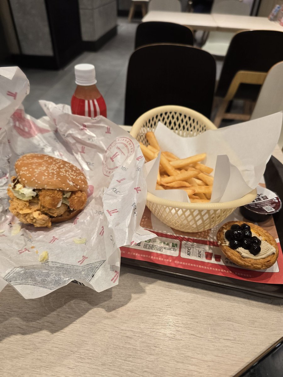 chenxiaoxiang5's tweet photo. 夕食がケンタッキー。海老ハンバーガーセットです。 https://t.co/YFehCPN6cJ
