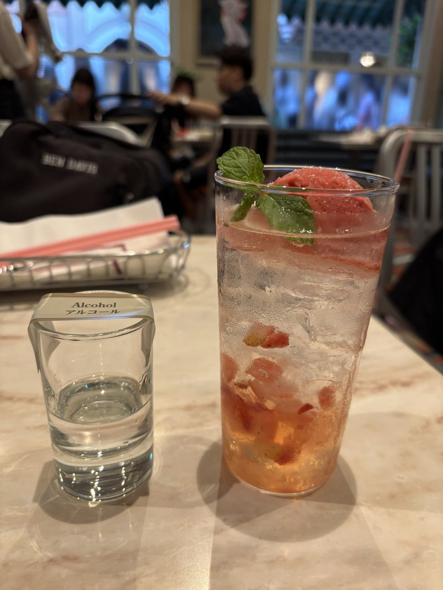 tk_tk320's tweet photo. ディズニーは酒が別添えのときは『アルコール』とかかれたものがやってくる https://t.co/A34VKV9il5