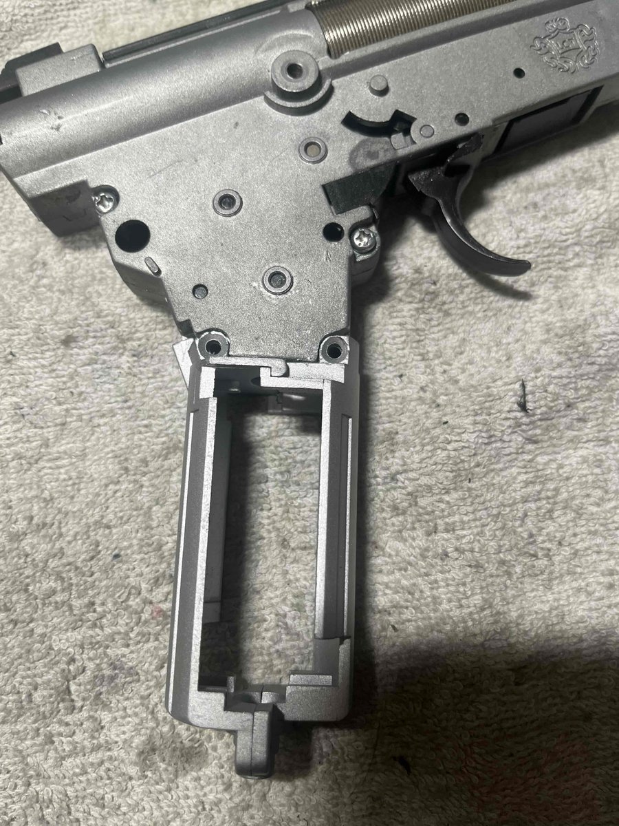 D_GUNARMORY's tweet photo. お世話になります！D-sanです✨
本日はLCT製AK74👍ギア鳴りが酷いので確認するとモーターホルダーが合ってない…😅ZC製の新品は幅が合わずに取り付け不可😱そんな時は削って合わせます👍（主にメカボ側）付かないパーツをビシッと合わせた時はチューナー冥利に尽きます😏
＃エアガンカスタム https://t.co/LdyRf647VY