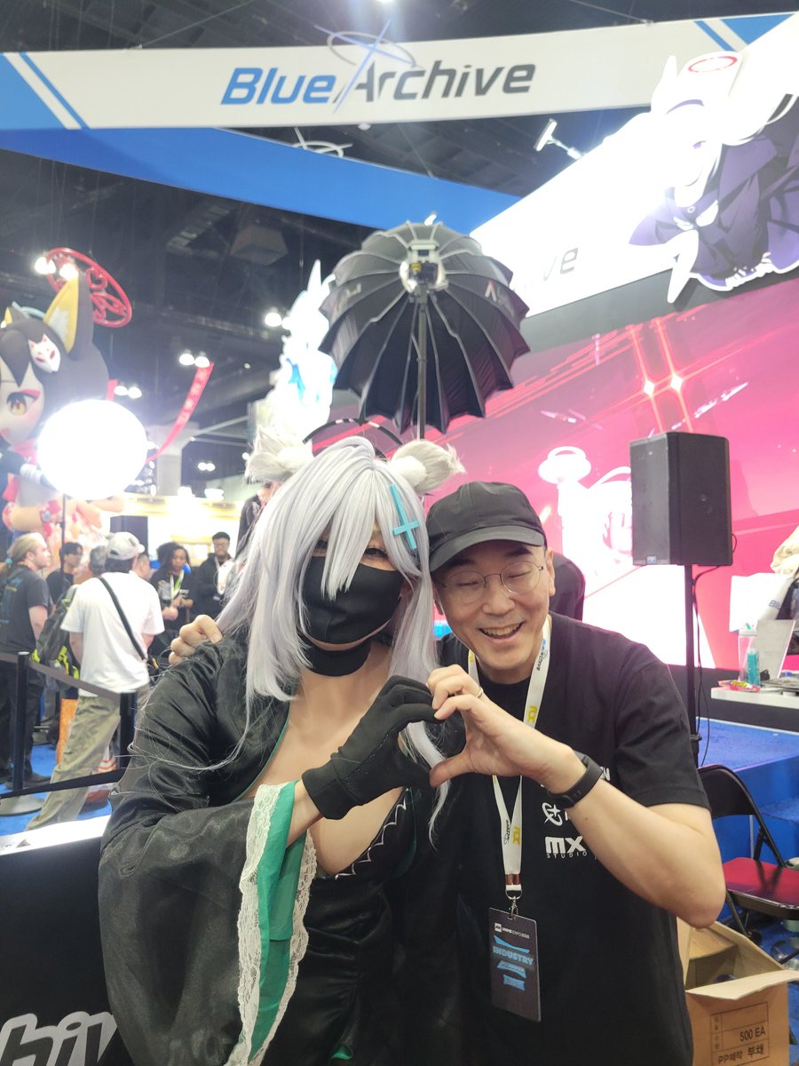 rainyblackskies's tweet photo. so incredibly grateful i got to meet kim yongha and mitsukiyo at anime expo 😭✌️
blue archive has changed my life so much for the better and i owe a lot to it, THANK YOU!!!

#bluearchive #animeexpo #animeexpo2026 https://t.co/EPyAJiqxtg