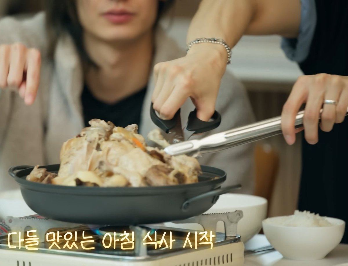 malangco_xh's tweet photo. 또 집게랑 가위 당연하다는듯이 니가 들지마..... (♡) https://t.co/XgJURzrvZS