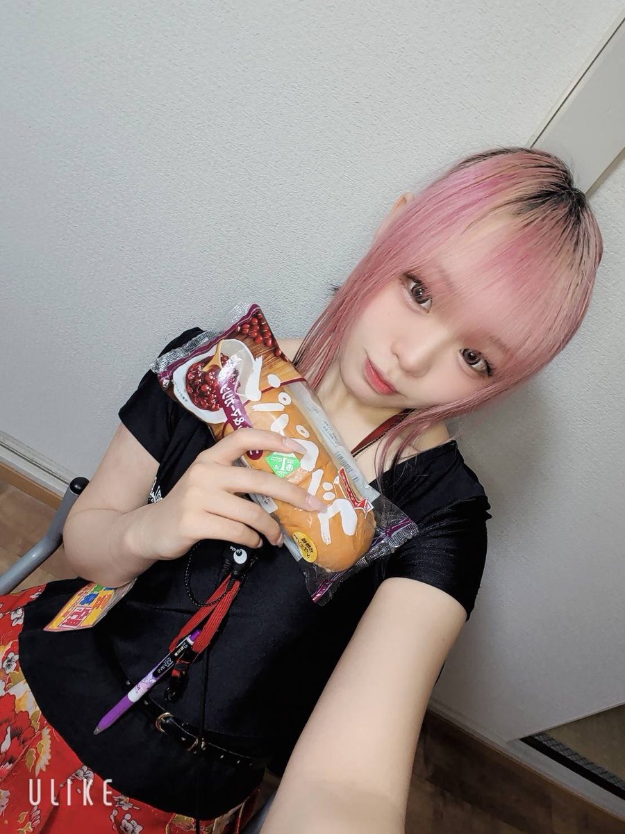bellakado1's tweet photo. こんばんは、かおりです！

#梅雨明け 暑すぎる！干からびるて😭アイス食べたいけどお腹壊すからなぁ🤔 #こうも違う2つの辛さ ？どっちのが辛いんやろ、気になるやん🤤グリーンの方食べてみたいかも🤩

今日は中番あかりﾁｬﾝと！是非ご来店お待ちしております♪ https://t.co/7im2vsUtS0