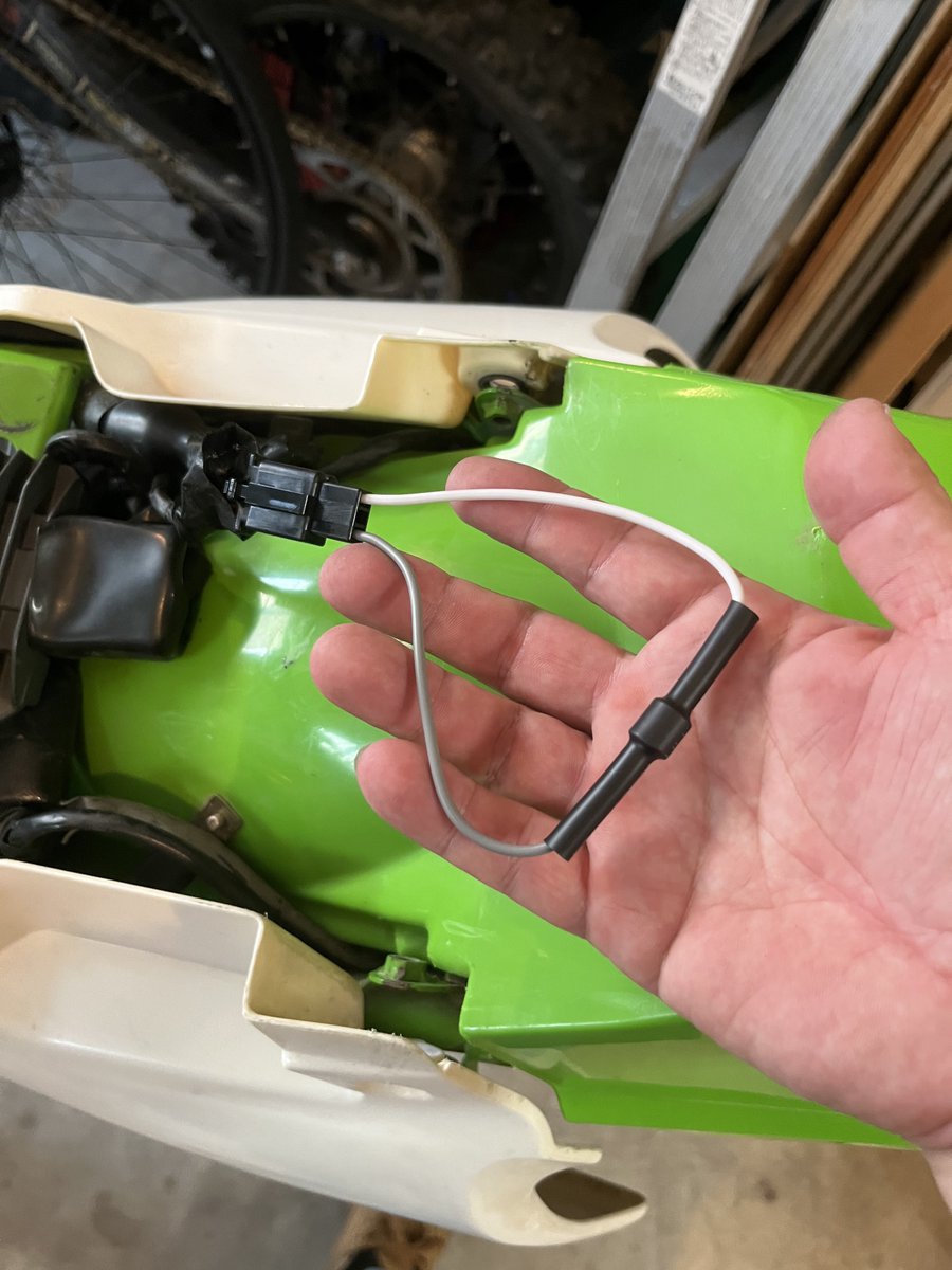 rabbit_George53's tweet photo. KDX220の分離給油のオイルタンクを外したらウインカーが機能しなくなるので、ダイオード回路を作成してウインカーが正常に作動するように

カプラも純正と同形状にこだわってスマートに接続✨ https://t.co/JL4teri9Ng