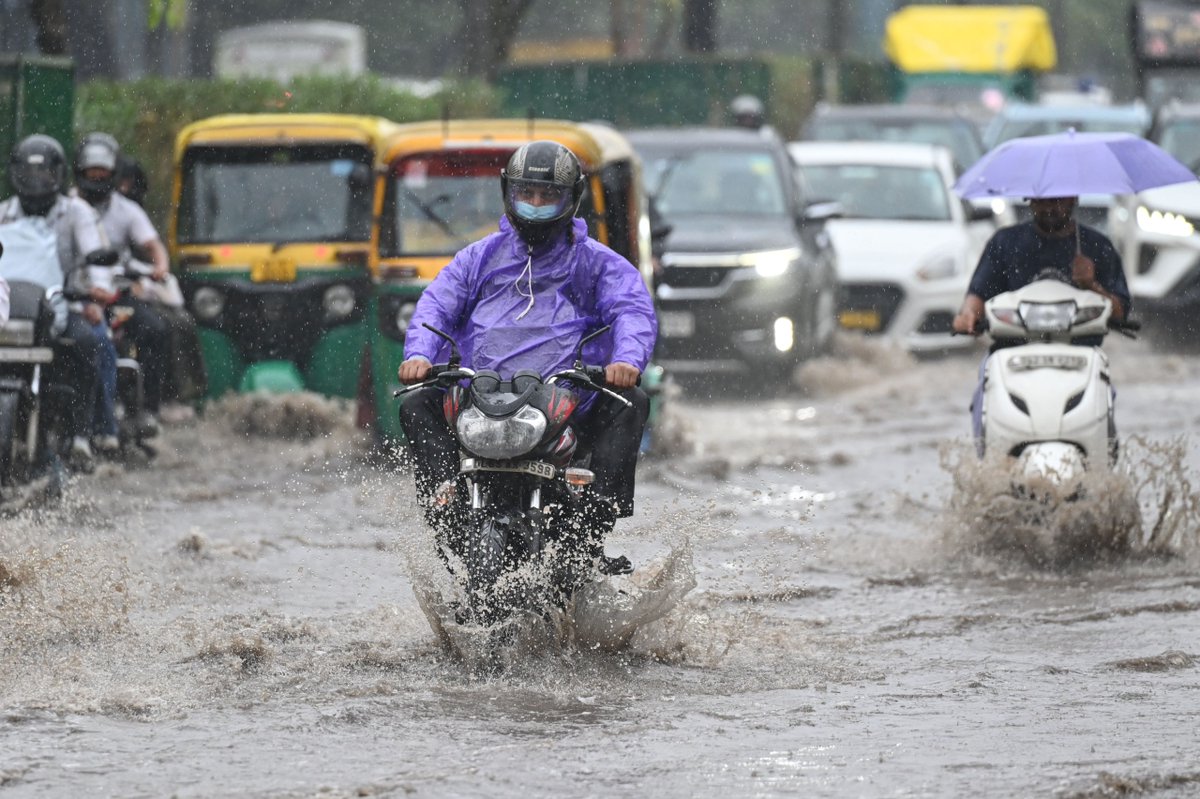 htTweets's tweet photo. #InPhotos | People wade through waterlogged streets in New Delhi after heavy rainfall disrupted traffic and brought daily life to a standstill.

Stay updated with all the stories that matter — download the Hindustan Times App

(Photo by @sanchit2294 / Hindustan Times) https://t.co/ug5TxlvTel