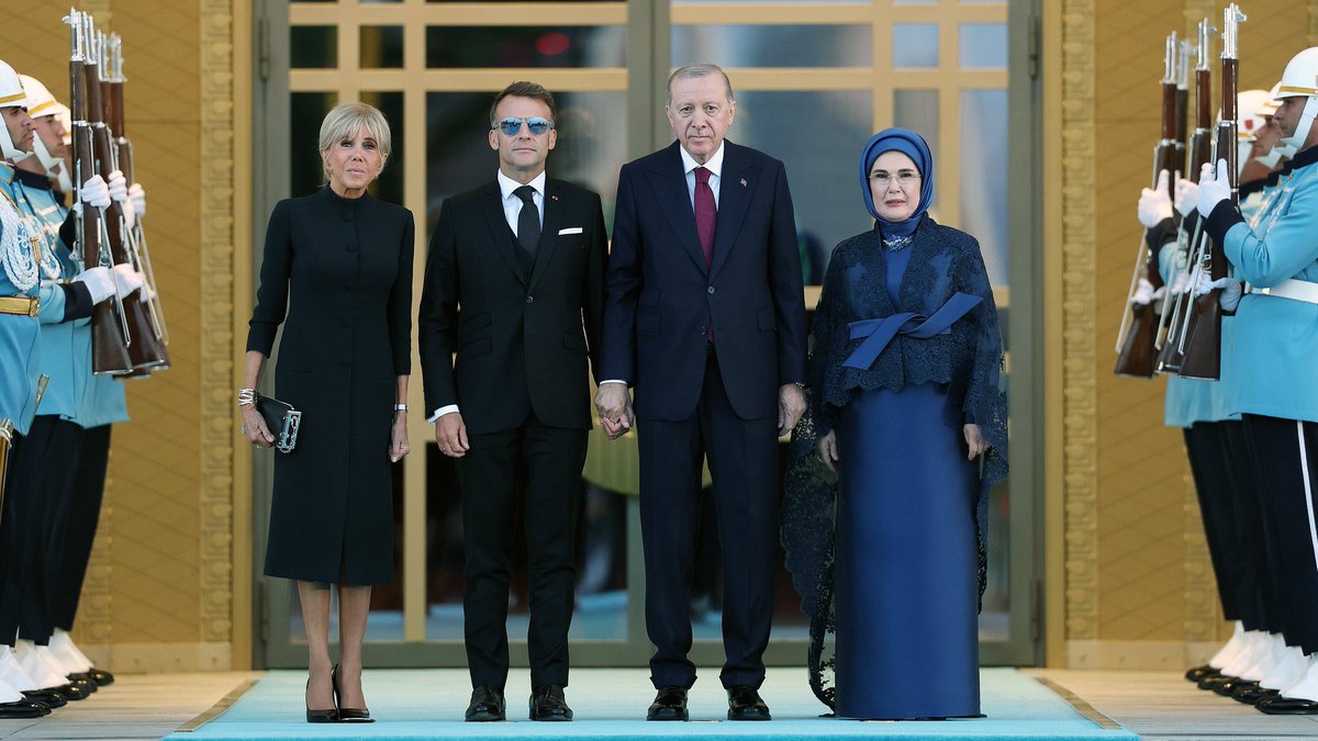 vubbycanGS's tweet photo. eşlerinin ellerini tutmuyorlar birbirlerinin elini tutuyorlar bu ne aq aşırı rahatsız oldum fotoğraftan https://t.co/6xy7jzgZia