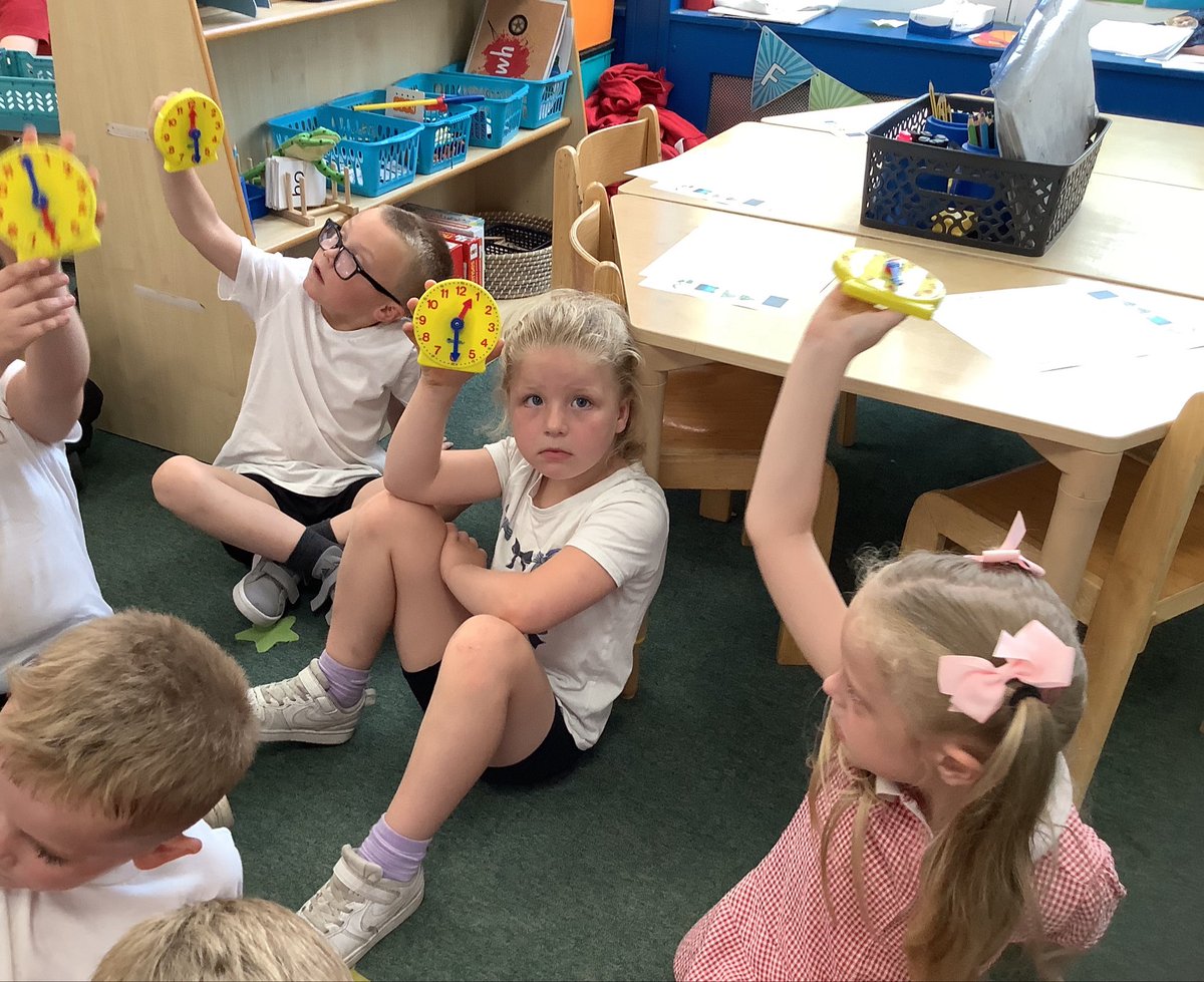 BirkwoodY1ME's tweet photo. In maths, the children have been learning how to tell the time. They can now recognise on the hour and half past. https://t.co/3Kd57LFu5a