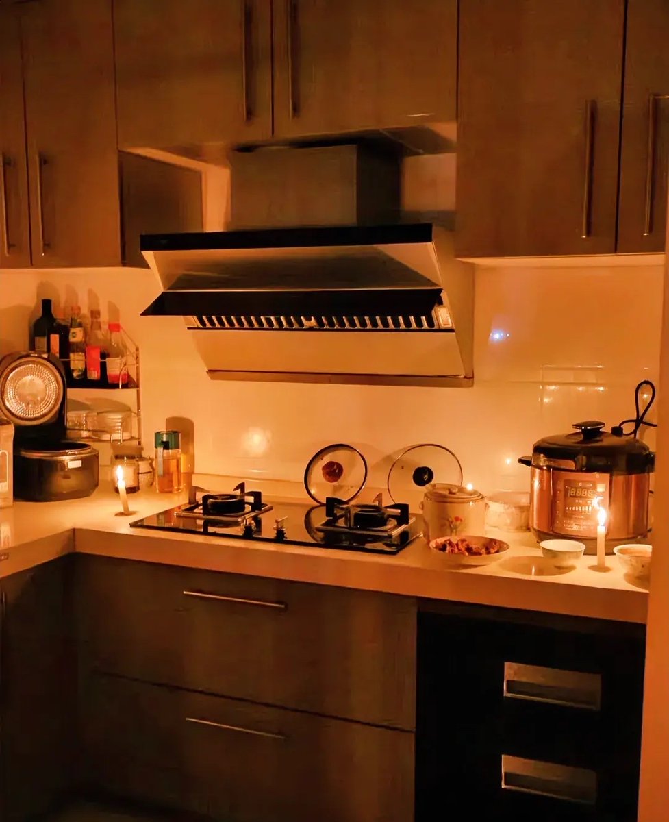 BuckSarkshm5's tweet photo. Cleaning up the kitchen after dinner = my favorite chill evening vibe—no plans, just wiping counters and feeling that small win. https://t.co/5febFNUpjs