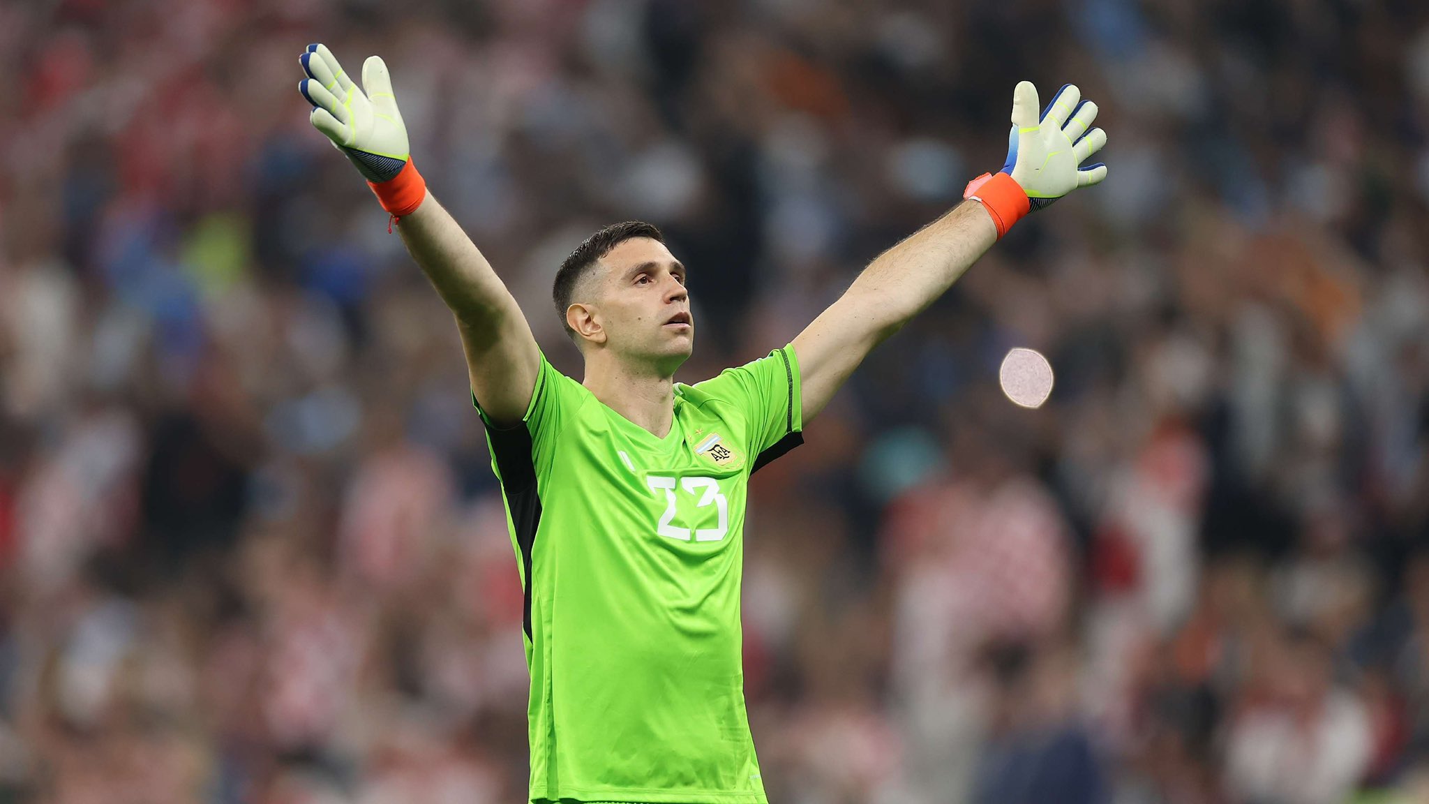 Juventus Opens Talks for Dibu Martínez