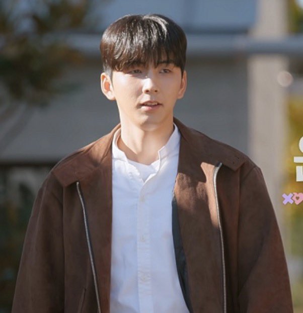 bberry0486's tweet photo. 아니 근데 지금 함 보고있는데 전체적으로 스타일링 왜 이래.... 여성출연진은 죄다 부츠 신기고(광고인가) 옷이 영 아닌 분들이 절반이고ㅠ 남성출연진은 걍 말할 가치도 없을 정도로 엉망임. 2012년 스타일같음. 제작진이 샵 바꿔야함...... 개촌스러워... https://t.co/TtLZ5pdFpi