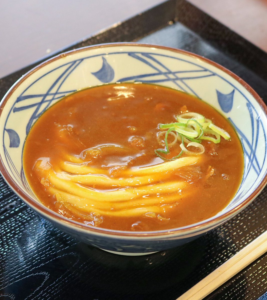 UdonMarugame's tweet photo. 【#丸亀製麺あるある】
白いTシャツの日にかぎって、無性に#カレーうどん が食べたくなる🍛
わかる…！という方はいいね❤️で教えてください！ #丸亀製麺 https://t.co/1UpjRB3f3r