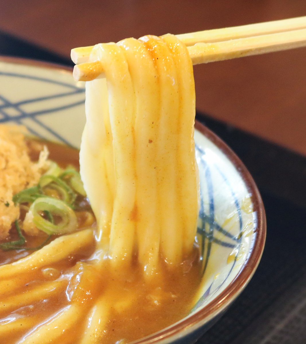 UdonMarugame's tweet photo. 【#丸亀製麺あるある】
白いTシャツの日にかぎって、無性に#カレーうどん が食べたくなる🍛
わかる…！という方はいいね❤️で教えてください！ #丸亀製麺 https://t.co/1UpjRB3f3r