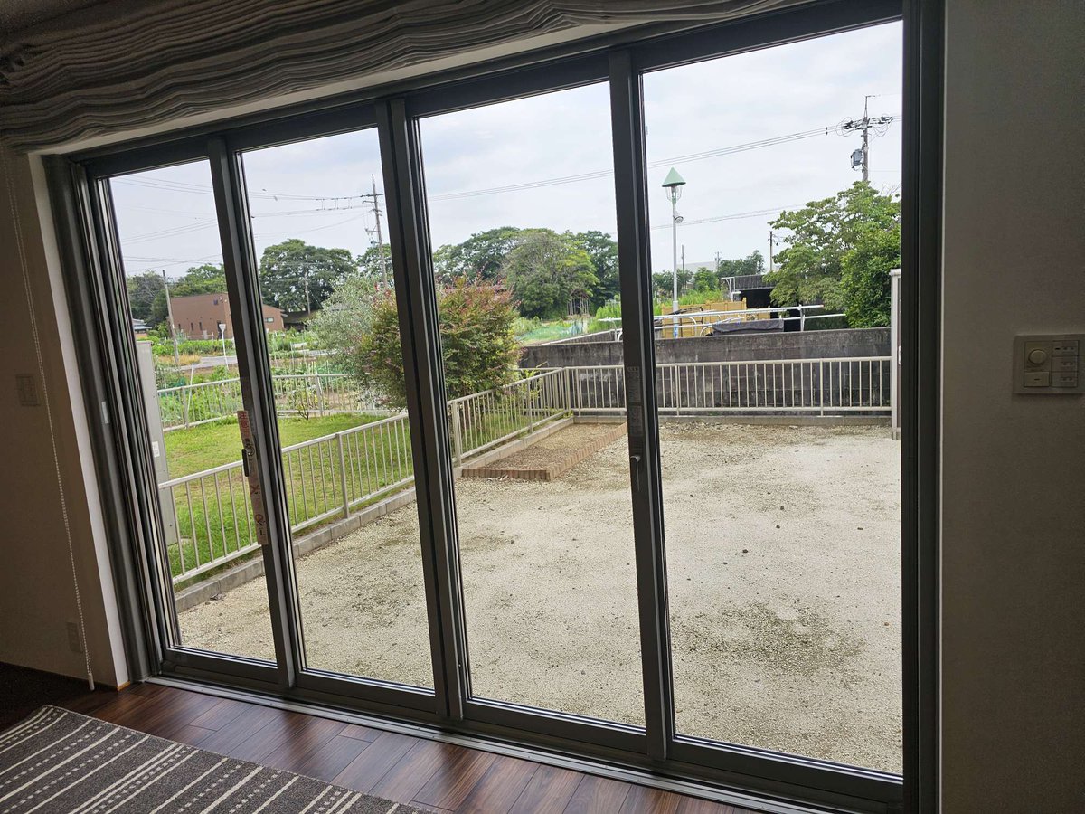 soujin7's tweet photo. 今日は昨日に引き続き一戸建てのフルクリーニング。
窓周り、建具、床を仕上げていきます。
バルコニーを高圧洗浄中、あしなが蜂の巣があり恐る恐る高圧で落とすと攻撃にあいました(-_-;)
手元にあったウエスで殲滅させましたがビックリした～💦

https://t.co/YfhyidoZzJ https://t.co/Ri3nyrAFNg