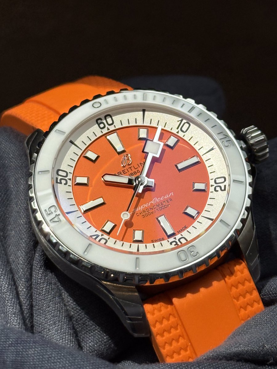 oreno_breitling's tweet photo. 爽やかなオレンジが魅力的なスーパーオーシャン🧡
塩水にも強く、夏にぴったりなモデルです✨

#ブライトリング https://t.co/HMMnKElXw7
