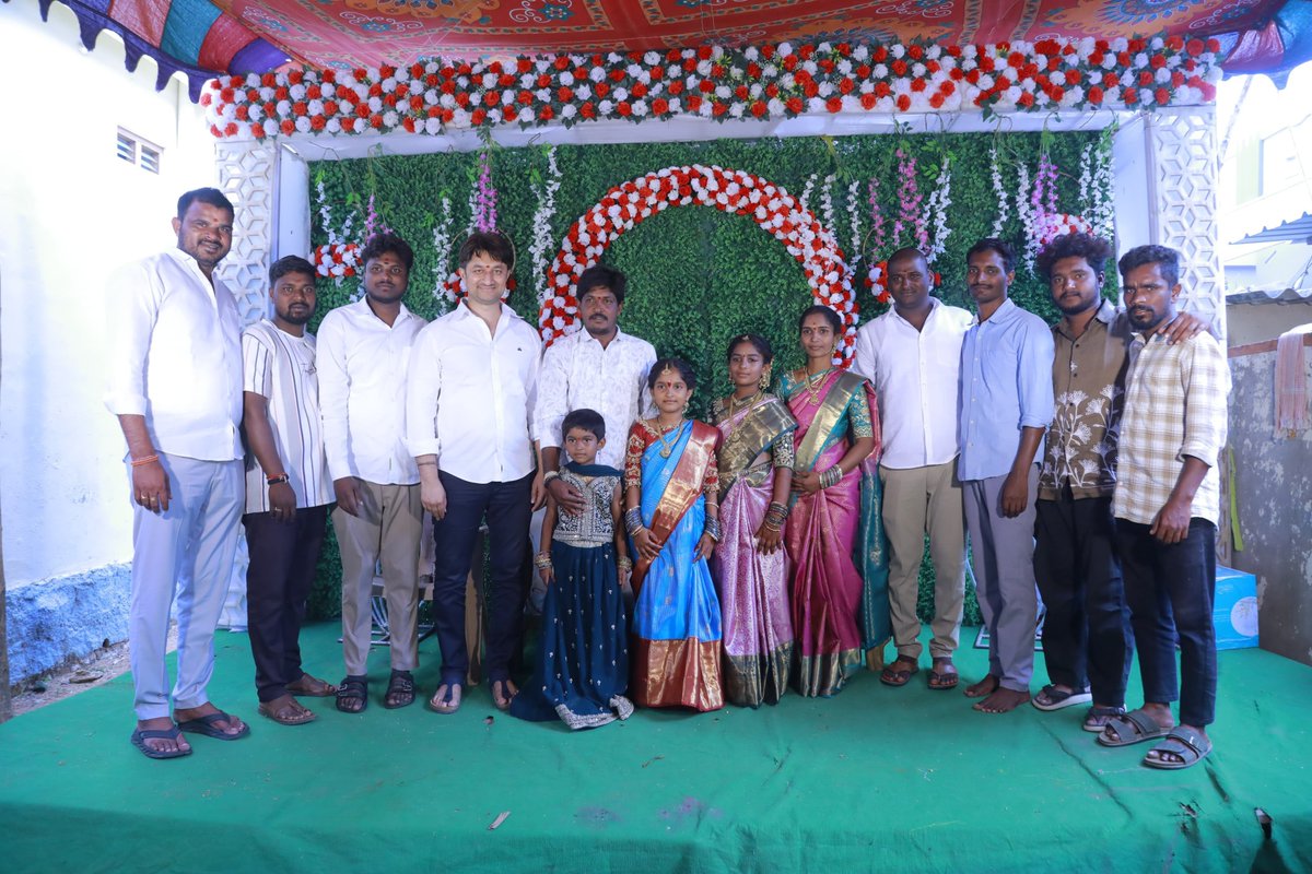 RajeshwarVanga's tweet photo. నంగునూరు మండలం ముండ్రాయి ముడికే రాజు కూతురు నూతన వస్త్రలంకరణ వేడుకల్లో పాల్గొనడం జరిగింది. 🎉
#vrr #siddipet #siddipetleader https://t.co/41hNiEOPGt