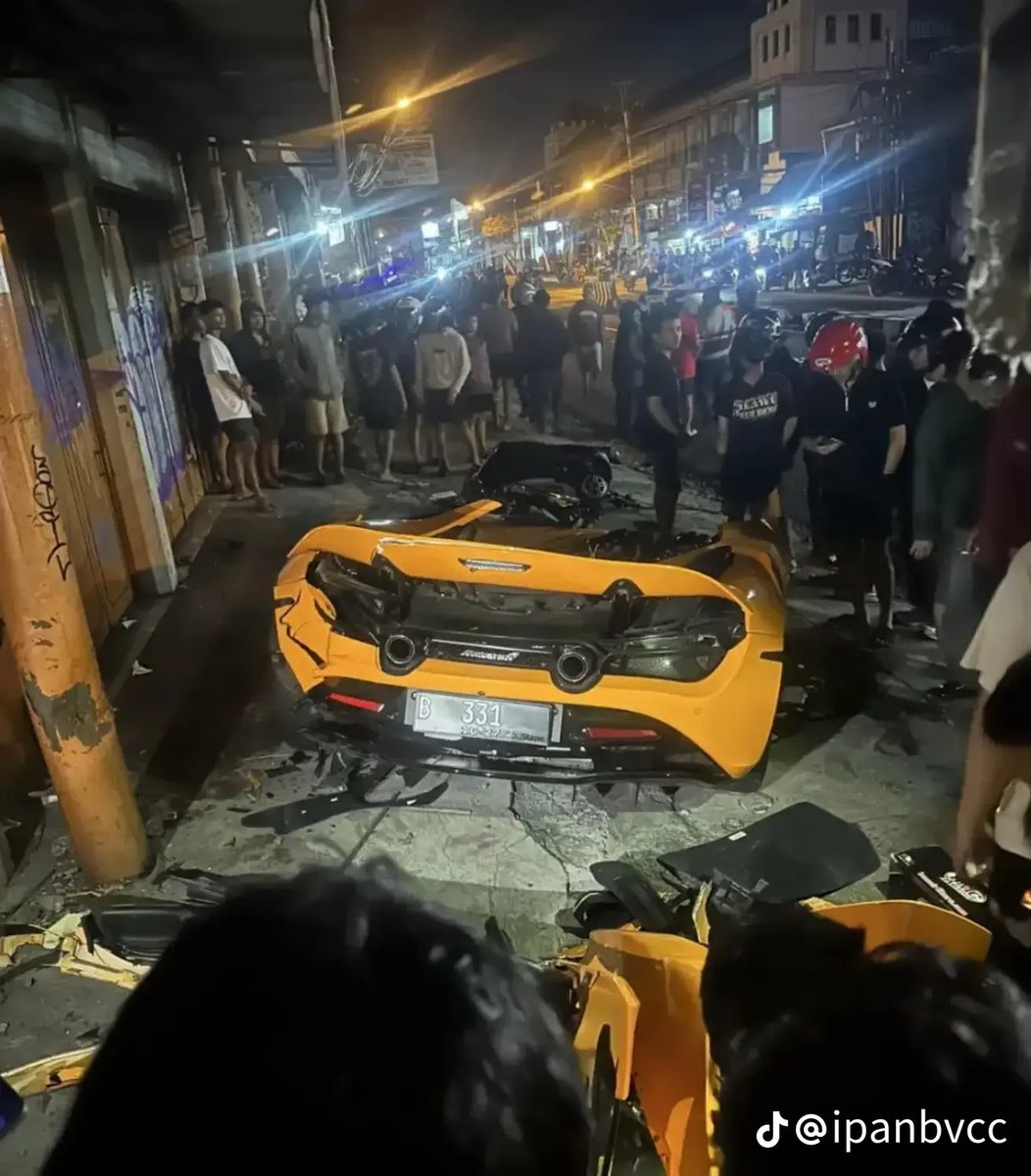 papanetizen's tweet photo. VIRAL‼️ Robby Pantjoro kecelakaan akibat mobil yg ia tumpangi menabrak pagar. berdasarkan informasi yg didapat pengemudi bernama Andra ST hilang konsentrasi, bukan disebabkan alkohol. https://t.co/JIGSUGS67G
