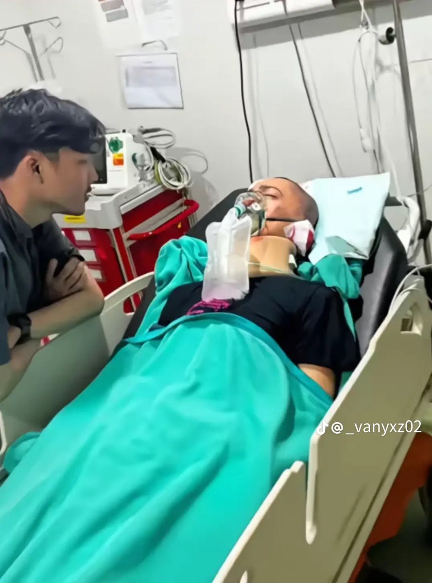 papanetizen's tweet photo. VIRAL‼️ Robby Pantjoro kecelakaan akibat mobil yg ia tumpangi menabrak pagar. berdasarkan informasi yg didapat pengemudi bernama Andra ST hilang konsentrasi, bukan disebabkan alkohol. https://t.co/JIGSUGS67G