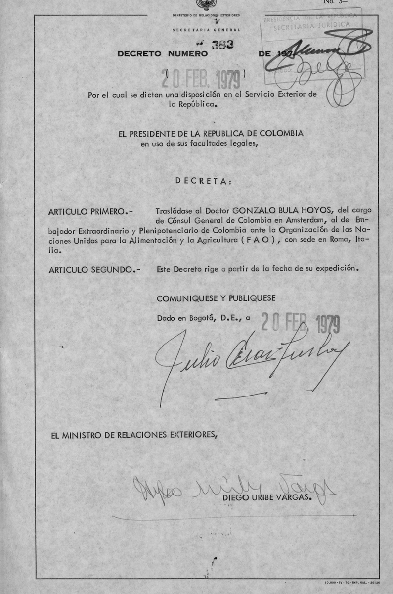 Fortencrantz's tweet photo. Como lo dice @ABDELAESPRIELLA, el canciller entrante, Omar Bula Escobar (@omarbula), no ha hecho paso por la Cancillería colombiana, más bien desarrollando su experticia diplomática desde el sistema ONU.

Sin embargo, sus familiares sí han ocupado distinguidos cargos en el servicio exterior:
-Su padre, Germán Bula Hoyos, fue nombrado por el gobierno de López Michelsen como embajador de Colombia ante Bélgica (1975-1977)
-Su tío, Gonzalo Bula Hoyos, fue nombrado por López Michelsen como consejero de relaciones exteriores ante Italia y cónsul general en Ámsterdam; por Turbay como embajador ante la FAO (1978-1991) y por Gaviria como embajador ante la CMA (1991-1993) y ante Rusia (1993-1995)
-Su hermana, Olga Elena Bula Escobar, fue nombrada por Turbay como agregada comercial ante Bélgica; por Samper como ministro consejero ante Francia; por Pastrana como asesora en el despacho del canciller Fernández de Soto; por Uribe como encargada de funciones consulares en Nueva Delhi y en planta interna como directora de Asia, África y Oceanía y por Santos como ministra plenipotenciaria ante Australia (2010-2014)
-Su hermano, Germán Alberto Bula Escobar, fue nombrado por Pastrana como embajador ante Venezuela (2000-2002)

¡Una familia empapada en el mundo diplomático, del país y del orden internacional!