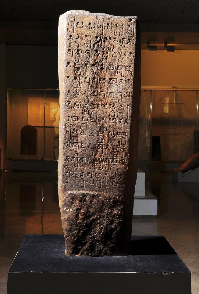 VaibhavSpace's tweet photo. Seven stone posts buried in a Borneo forest turned out to be the oldest writing ever found in Indonesia.

In 1879, colonial surveyors found seven yupa (sacrificial posts) near the Mahakam River in East Kalimantan, carved in Sanskrit sometime around 400 CE. The verses name King Mulavarman, grandson of Kudungga, who performed a Vedic yajna and gave away 20,000 cows to Brahmins as dakshina. 

That single act, recorded 1,600 years ago in fluent Sanskrit on the edge of the Bornean jungle, predates any Indonesian inscription in a native script by centuries. Java's Hindu kingdoms are famous. Borneo's Kutai, tucked in dense rainforest with no major temple ruins nearby, quietly beat them all to the written record.