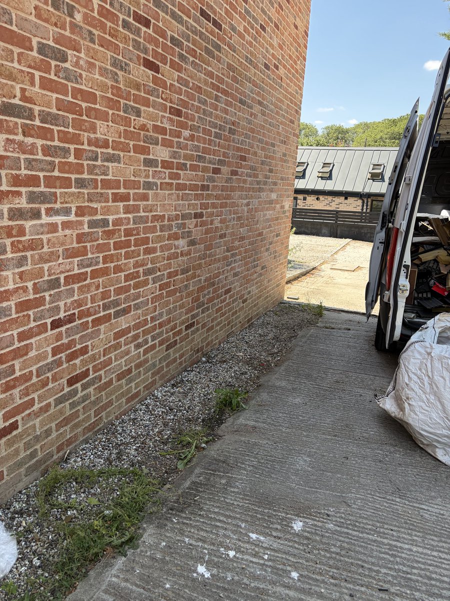 DeliverEasyLtd's tweet photo. ♻️ Another waste clearance completed in Harlow! 

We cleared a large amount of waste, left the area clean and tidy, then responsibly disposed of everything at a licensed waste centre.

We even clean and sweep out our van after every clearance, ready for the next job. https://t.co/WO3VOrV1XC