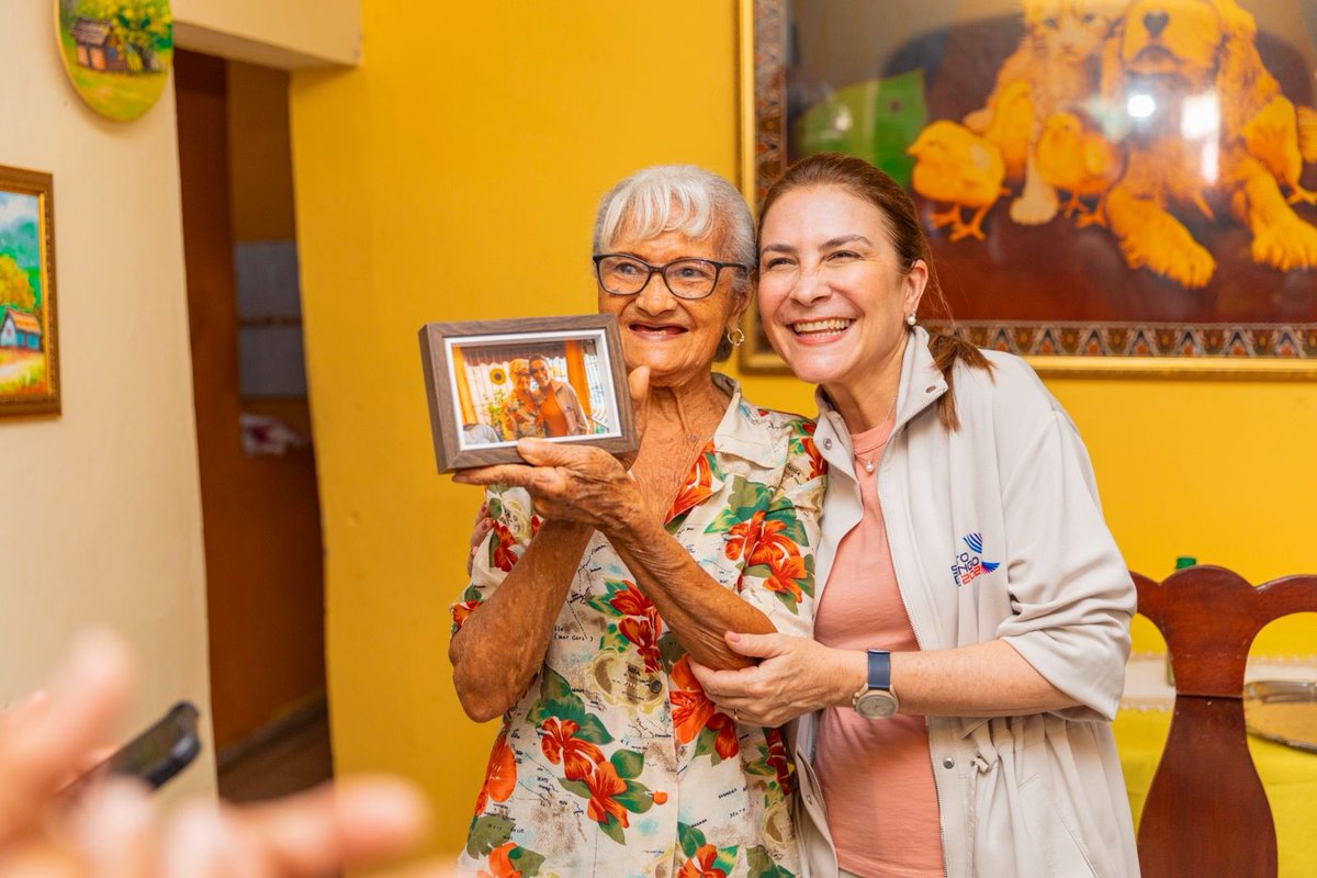 CarolinaMejiaG's tweet photo. En casa de Secundina siempre encontramos mucho más que una buena conversación: encontramos el cariño sincero de quienes han acompañado este recorrido con el corazón. 

Gracias por abrirnos las puertas de su hogar y hacernos sentir como en casa. Son esos detalles los que hacen inolvidables cada uno de estos encuentros.