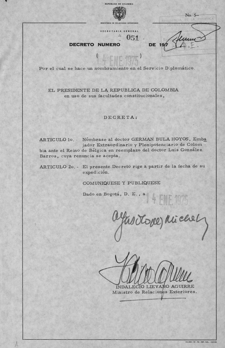 Fortencrantz's tweet photo. Como lo dice @ABDELAESPRIELLA, el canciller entrante, Omar Bula Escobar (@omarbula), no ha hecho paso por la Cancillería colombiana, más bien desarrollando su experticia diplomática desde el sistema ONU.

Sin embargo, sus familiares sí han ocupado distinguidos cargos en el servicio exterior:
-Su padre, Germán Bula Hoyos, fue nombrado por el gobierno de López Michelsen como embajador de Colombia ante Bélgica (1975-1977)
-Su tío, Gonzalo Bula Hoyos, fue nombrado por López Michelsen como consejero de relaciones exteriores ante Italia y cónsul general en Ámsterdam; por Turbay como embajador ante la FAO (1978-1991) y por Gaviria como embajador ante la CMA (1991-1993) y ante Rusia (1993-1995)
-Su hermana, Olga Elena Bula Escobar, fue nombrada por Turbay como agregada comercial ante Bélgica; por Samper como ministro consejero ante Francia; por Pastrana como asesora en el despacho del canciller Fernández de Soto; por Uribe como encargada de funciones consulares en Nueva Delhi y en planta interna como directora de Asia, África y Oceanía y por Santos como ministra plenipotenciaria ante Australia (2010-2014)
-Su hermano, Germán Alberto Bula Escobar, fue nombrado por Pastrana como embajador ante Venezuela (2000-2002)

¡Una familia empapada en el mundo diplomático, del país y del orden internacional!