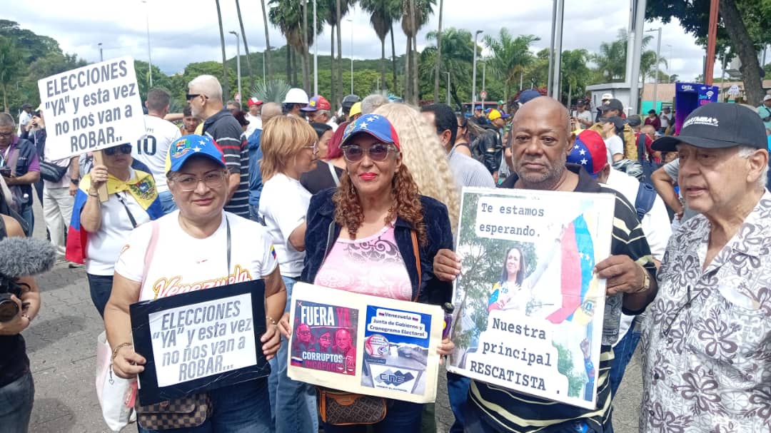 norexarompapas's tweet photo. Desde Plaza Venezuela partirá una movilización hacia la embajada de Estados Unidos en Caracas @usembassyve para solicitar una Junta de Gobierno luego de concluir el plazo constitucional del interinato de Delcy Rodríguez 👇

Fotos: @coalicionsind https://t.co/kgtEsm1BQP
