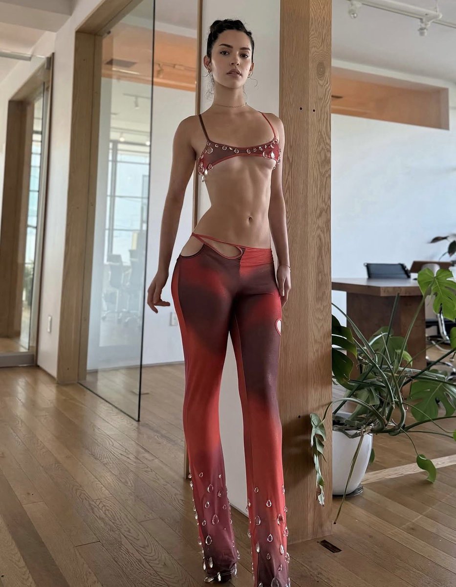 lesbianmeiyok's tweet photo. the way she looks so fucking good in red https://t.co/6RyflHYmF9