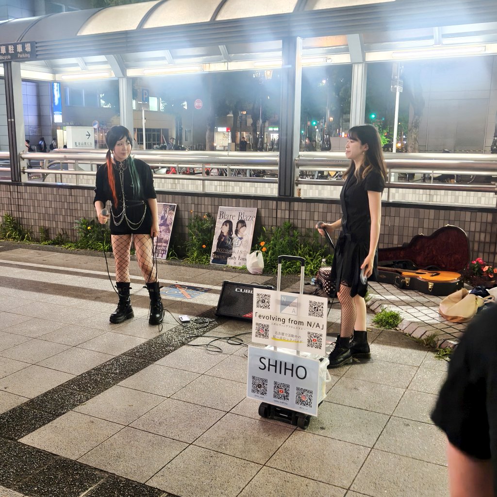 MeegoNokiya's tweet photo. 金山駅南口の路上ライブ観てきました。　evolving from N/AのSHIHOさんとICEMATEのFunikoさんの組み合わせ。
お二人共ロックバンドのボーカルですが、歌声がめっちゃ綺麗。地元で路上ライブを楽しめる有り難さ。 https://t.co/tuoXoXhgDC