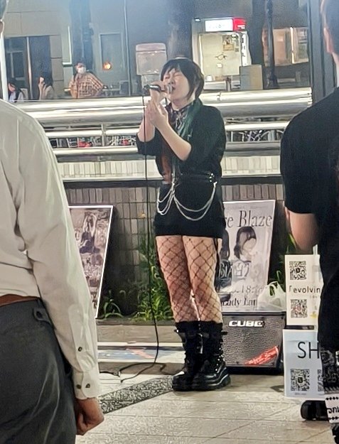 MeegoNokiya's tweet photo. 金山駅南口の路上ライブ観てきました。　evolving from N/AのSHIHOさんとICEMATEのFunikoさんの組み合わせ。
お二人共ロックバンドのボーカルですが、歌声がめっちゃ綺麗。地元で路上ライブを楽しめる有り難さ。 https://t.co/tuoXoXhgDC
