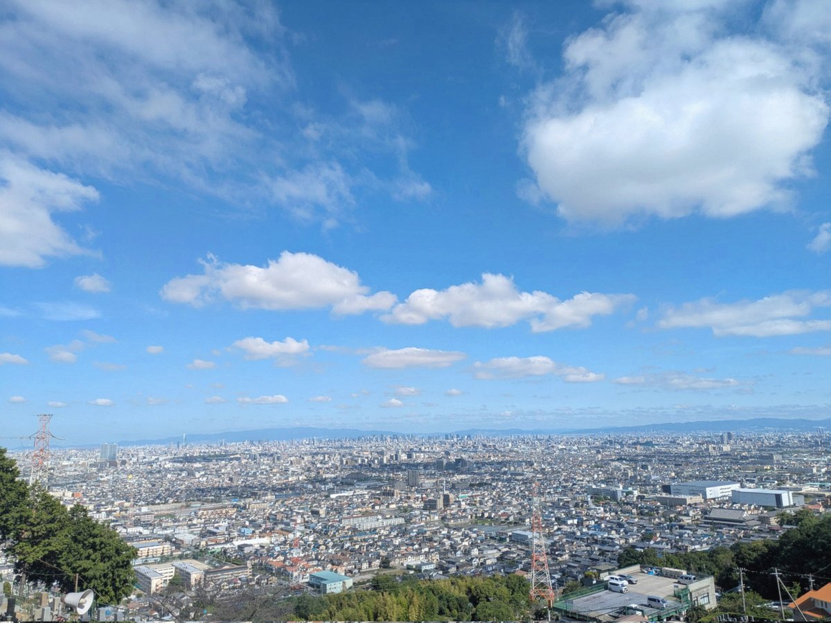 tetka1's tweet photo. 蒸し暑いし、隣が串焼き屋さんで煙いし、俺もう泣きそうだよ。(煙が目に染みる) https://t.co/hcoAsFNq4h