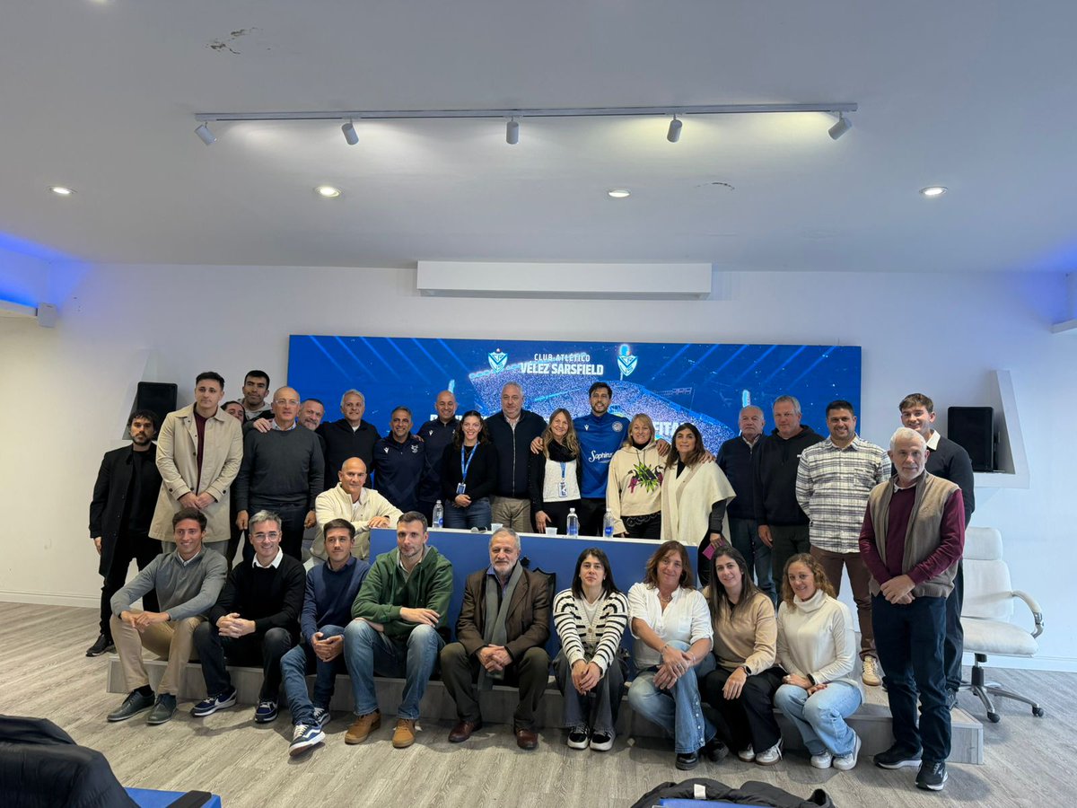 estiload's tweet photo. 🤝📚 Visitamos el Club Atlético Vélez Sarsfield @Velez  🔵⚪️ para conocer por dentro la gestión de esta institución modelo del deporte 🇦🇷💡Visión estratégica de sus dirigentes + gestión profesional 🙌 Gracias por recibirnos y hacernos sentir como en casa! @gestionydeporte https://t.co/CgFz201VEI