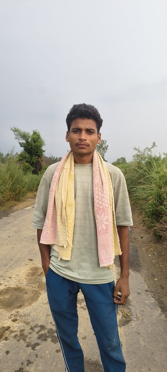 RahuYaadav's tweet photo. लोग बारिश में चाय-पकौड़े का आनंद लेते हैं, और हम रात भर जागकर अपनी छत को देखते हैं

मेरे प्यारे भाइयों और बहनों,आज परिस्थितियाँ ऐसी आ गई हैं कि मुझे आप सबके सामने हाथ फैलाने पर मजबूर होना पड़ा है,लगातार हो रही

अगर आप सभी मिलकर ₹10, ₹20, ₹50 या ₹100 जैसी छोटी सी भी आर्थिक सहायता कर देंगे, तो मैं इस बारिश से बचने के लिए तुरंत एक मजबूत तिरपाल प्लास्टिक शीट की व्यवस्था करूं🙏