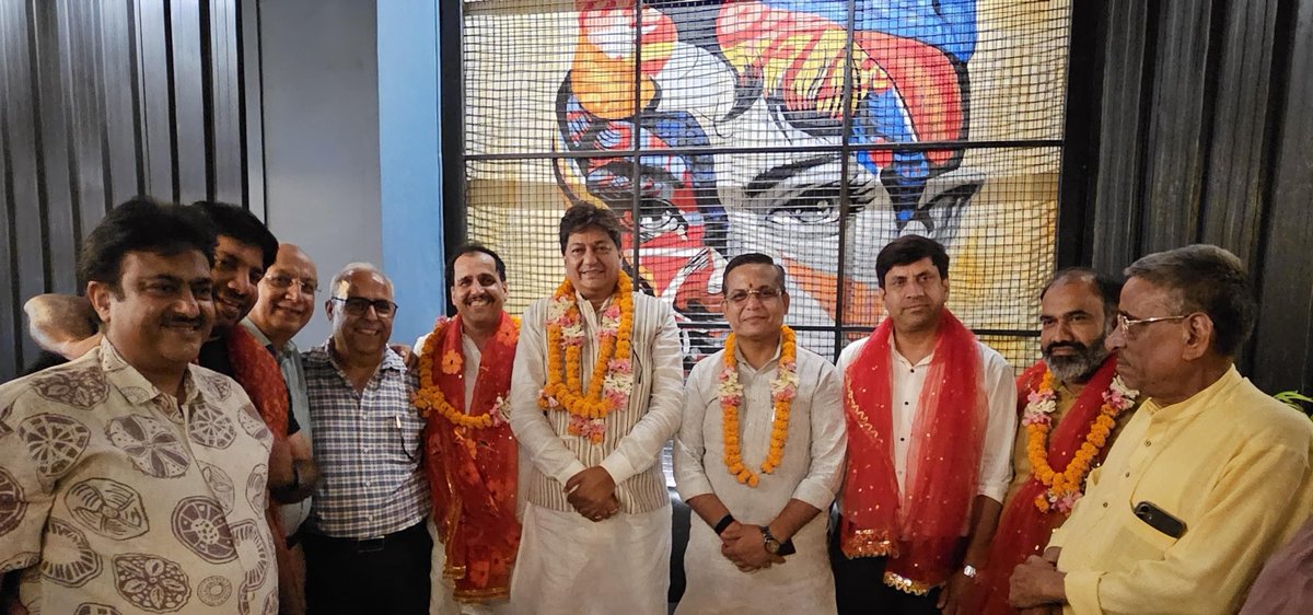 AshokGoelBJP's tweet photo. आज कमला नगर स्थित मोमोज़ पॉइंट पर चांदनी चौक जिला के नवनियुक्त महामंत्री श्री राजा खारी जी, उपाध्यक्ष श्री कुलदीप चौधरी जी एवं मंत्री श्री कमल सिंह जी का आत्मीय सम्मान कर उन्हें संगठन की नई जिम्मेदारियों के लिए हार्दिक बधाई एवं शुभकामनाएँ दीं।

पूर्ण विश्वास है कि आप सभी अपने समर्पण, परिश्रम और संगठन के प्रति निष्ठा से पार्टी को नई ऊँचाइयों तक पहुँचाने में महत्वपूर्ण भूमिका निभाएँगे।

इस अवसर पर श्री @arvindgargbjp जी, श्री आनंद कंबोज जी, श्री कृष्ण गोपाल गर्ग जी, श्री संजीव बजाज जी, श्री अनूप श्रीवास्तव जी सहित गणमान्य लोग उपस्थित रहे।

#ModelTownVidhansabha