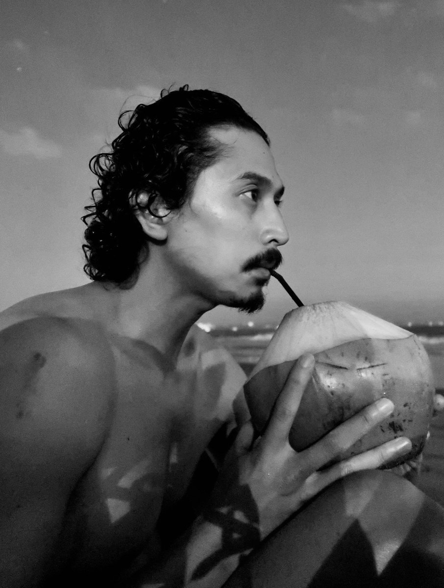 mrvvip's tweet photo. Roy Sungkono shirtless on beach snaps. #selebwatch https://t.co/FdUSSdjjoR