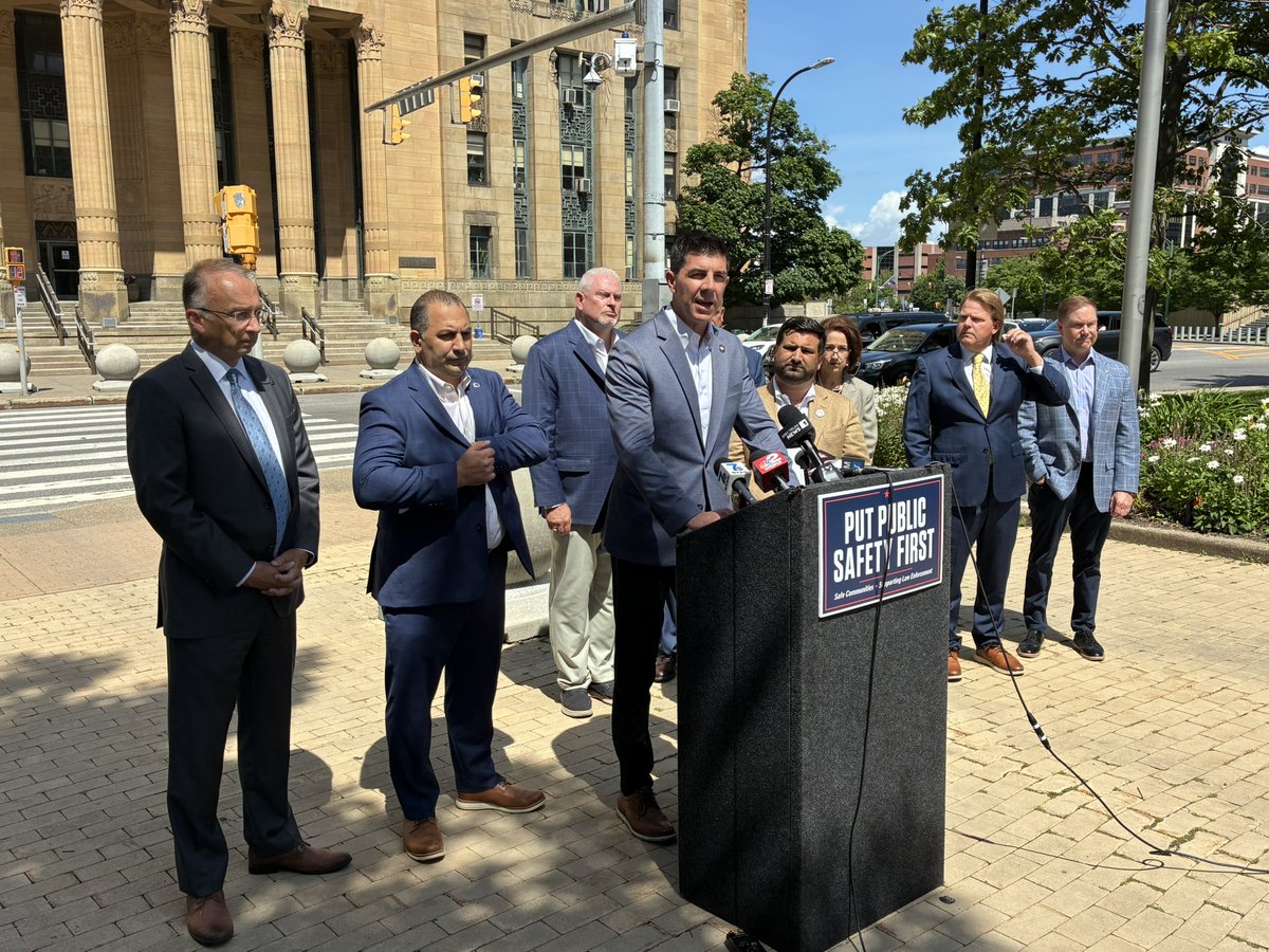 WBEN's tweet photo. NOW: Members of the @ErieCountyGOP have gathered outside Buffalo City Hall on Wednesday to discuss the violence and public safety risks that the city experienced over Fourth of July Weekend. Among those on-hand include Pat Chludzinski, Frank Todaro, Gary Dickson and Ed Rath. https://t.co/HpWmGpBtMA