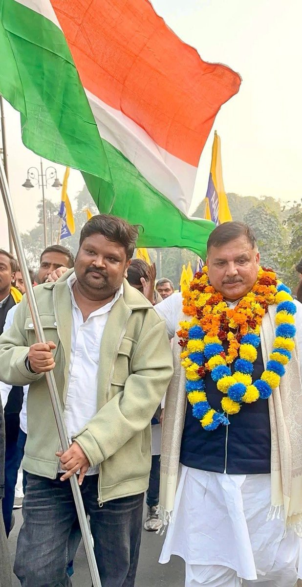 MahendraAzad's tweet photo. आंदोलन के समय से ही कंधे से कंधा मिलाकर अपनी जिम्मेदारियों का बखूबी निर्वाहन करने वाले कर्मठ जुझारू मृदुभाषी आम आदमी पार्टी उत्तर प्रदेश के  मजबूत स्तंभ मित्र @PrinceAAP को जन्मदिन की हार्दिक शुभकामनाएं।आप अपने जीवन पथपर नित्य नई ऊंचाइयों को पहुँचे यही मेरी ईश्वर से प्रार्थना है। https://t.co/hbqTmPipeA