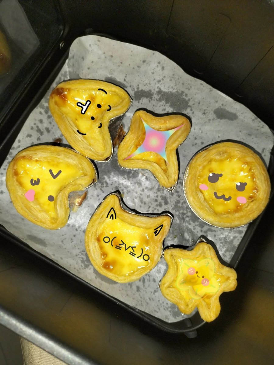 sky_8petal's tweet photo. ノンフライヤーで可愛いエッグタルトを焼きました。色んな形があって癒されます。外はサクサクで中はとろっと、甘さも丁度よくて素敵な午後のおやつタイムです。 https://t.co/Rcv5CN7RTI