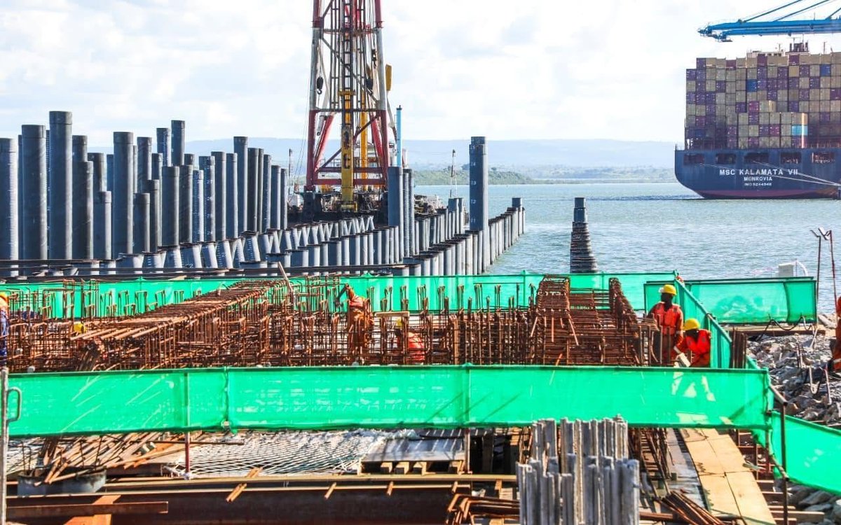 KillaLando's tweet photo. Current &amp; only oil terminal at the Port of Mombasa is THE New Kipevu Oil Terminal.

Old Kipevu Oil Terminal just got decommissioned/demolished by CBRC to pave way for the ongoing construction of Berth 19B. https://t.co/eWHMLeRggx