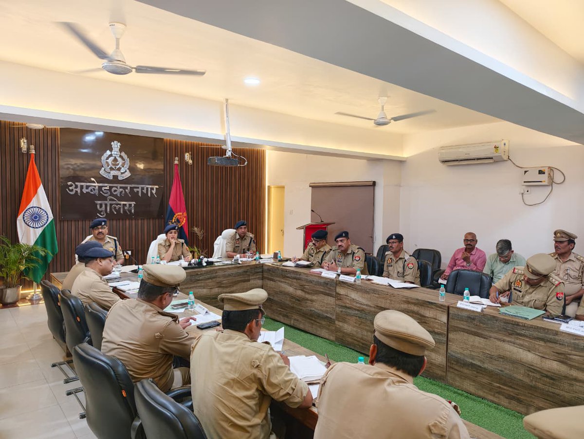 ambedkarnagrpol's tweet photo. जनपद में अपराध नियंत्रण एवं क़ानून व्यवस्था के दृष्टिगत #SP_ABN प्राची सिंह @prachiIPS द्वारा पुलिस लाइन स्थित सभागार कक्ष में ASP_पश्चिमी/पूर्वी तथा जनपद के समस्त क्षेत्राधिकारीगण/थाना प्रभारी/शाखा प्रभारी के साथ किया गया अपराध गोष्ठी का आयोजन। दिये गये आवश्यक दिशा-निर्देश। https://t.co/Vwyw0LFZVj