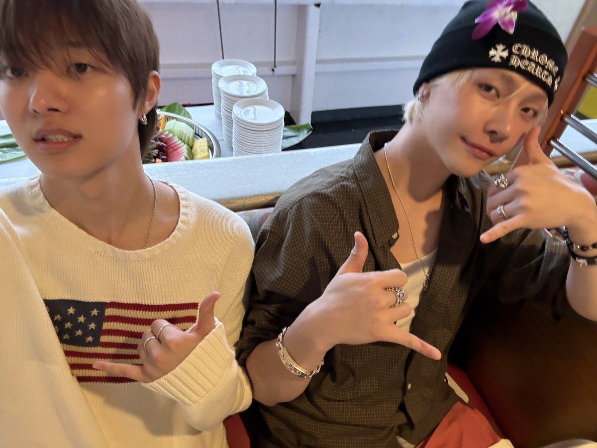 namuwaki's tweet photo. 하와이사진 : 지만 올릴 수 있는 거
마이농 플러시 사진 : 지만 올릴 수 있는 거 
개자연스러운 남친짤 : 지만 올릴 수 있는 거 https://t.co/OCaYEq0yB5
