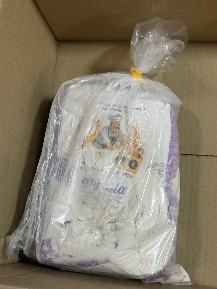 accessfanks's tweet photo. ピザ生地、かの有名な
カプート ヌーヴォラで作ってみたくて買ったのに、これはかなり破裂してる😱

Amazon配送でも、出品者がAmazonマーケットプレイスじゃないと本当に返品返金が大変過ぎる🙄チャッピーに聞いてなんとか返金処理にしてもらえたけど…
はあ。再注文しよっと… https://t.co/SaZDqLAi73