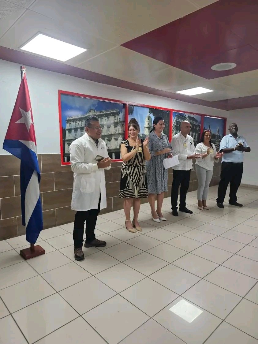 MINSAPCuba's tweet photo. 🇨🇺❤️🇬🇹  Con la presencia de @adampuighlg y @casa72702, Cuba recibe con orgullo a integrantes de la brigada médica que llevaron salud  y esperanza al pueblo de Guatemala.
Cada dolor mitigado y vida salvada, refleja la entrega infinita de nuestro Ejército de Batas Blancas. https://t.co/wF3tKAM0kM
