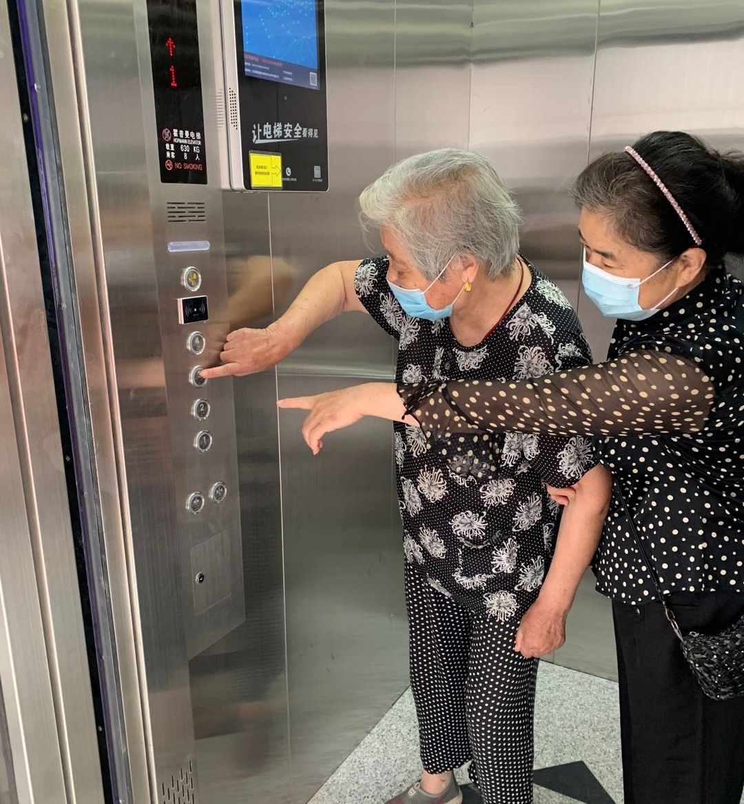 babsimueller's tweet photo. A stranger helped me carry my heavy groceries up 3 flights of stairs today—no questions asked, just a quick "you look like you need a hand" and a warm smile. Kindness hits different when you least expect it. https://t.co/HqOqqEimd9