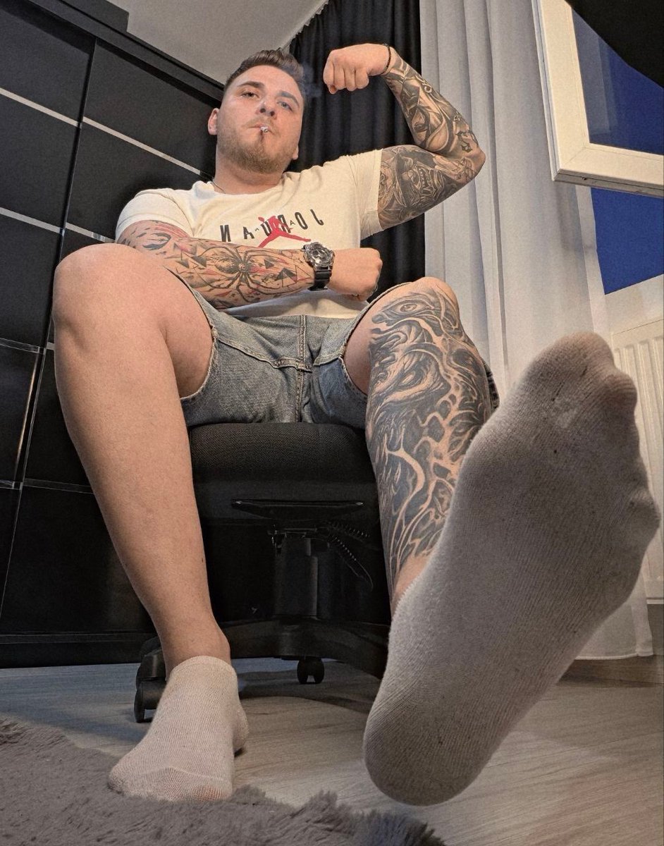 HouseofMo_world's tweet photo. Take a good look at this body sculpted by ink and power
Your Master is relaxing but his authority over you is absolute
This grey sock has carried his weight all day long
You’re dreaming of it, aren’t you? 
To sniff it, to admire it from up close
So show your obedience
@ntattoo11 https://t.co/lqdmcv9Db1
